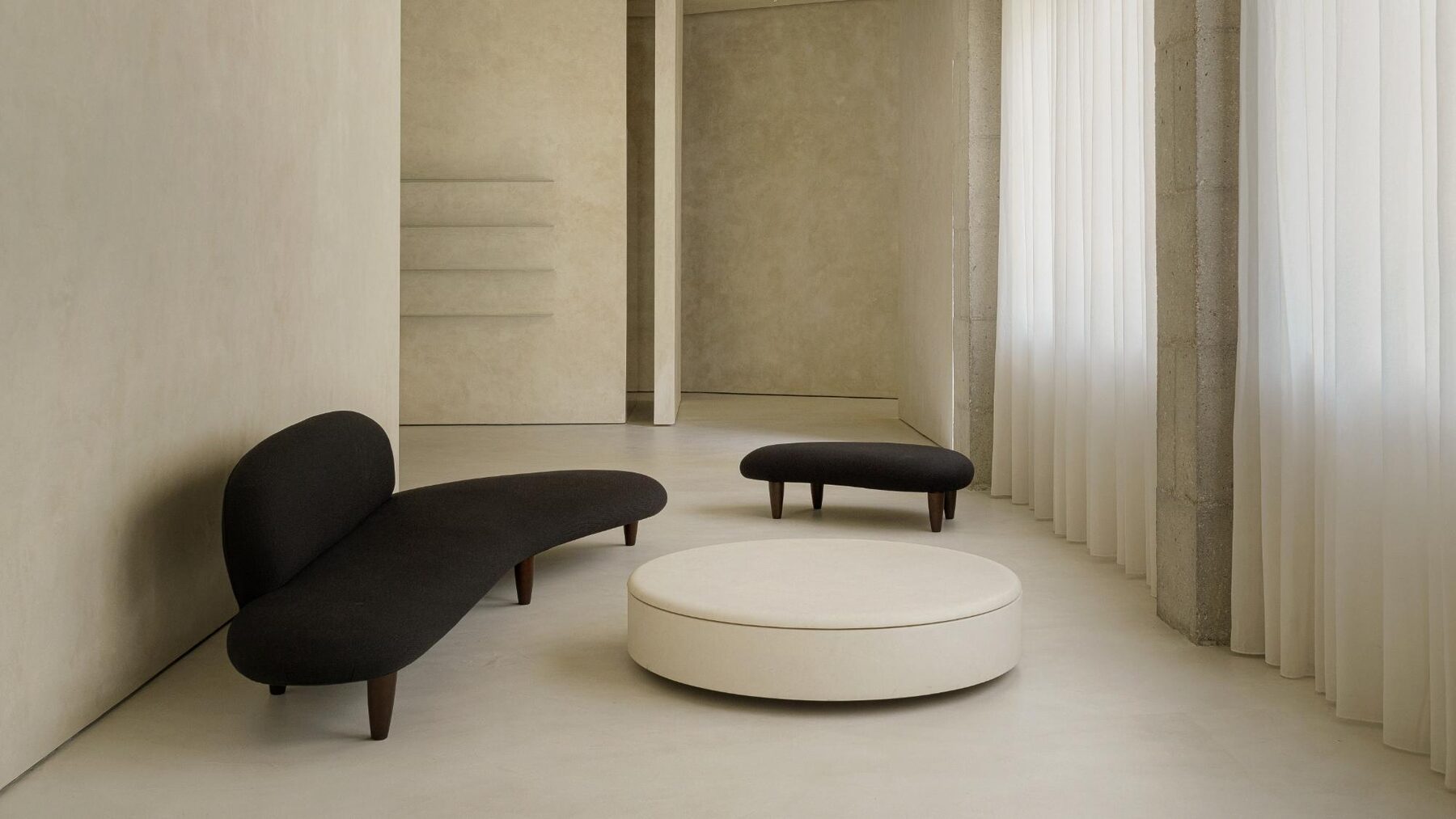 Mesa en caliza Premium Beige diseñada por Beta.Ø