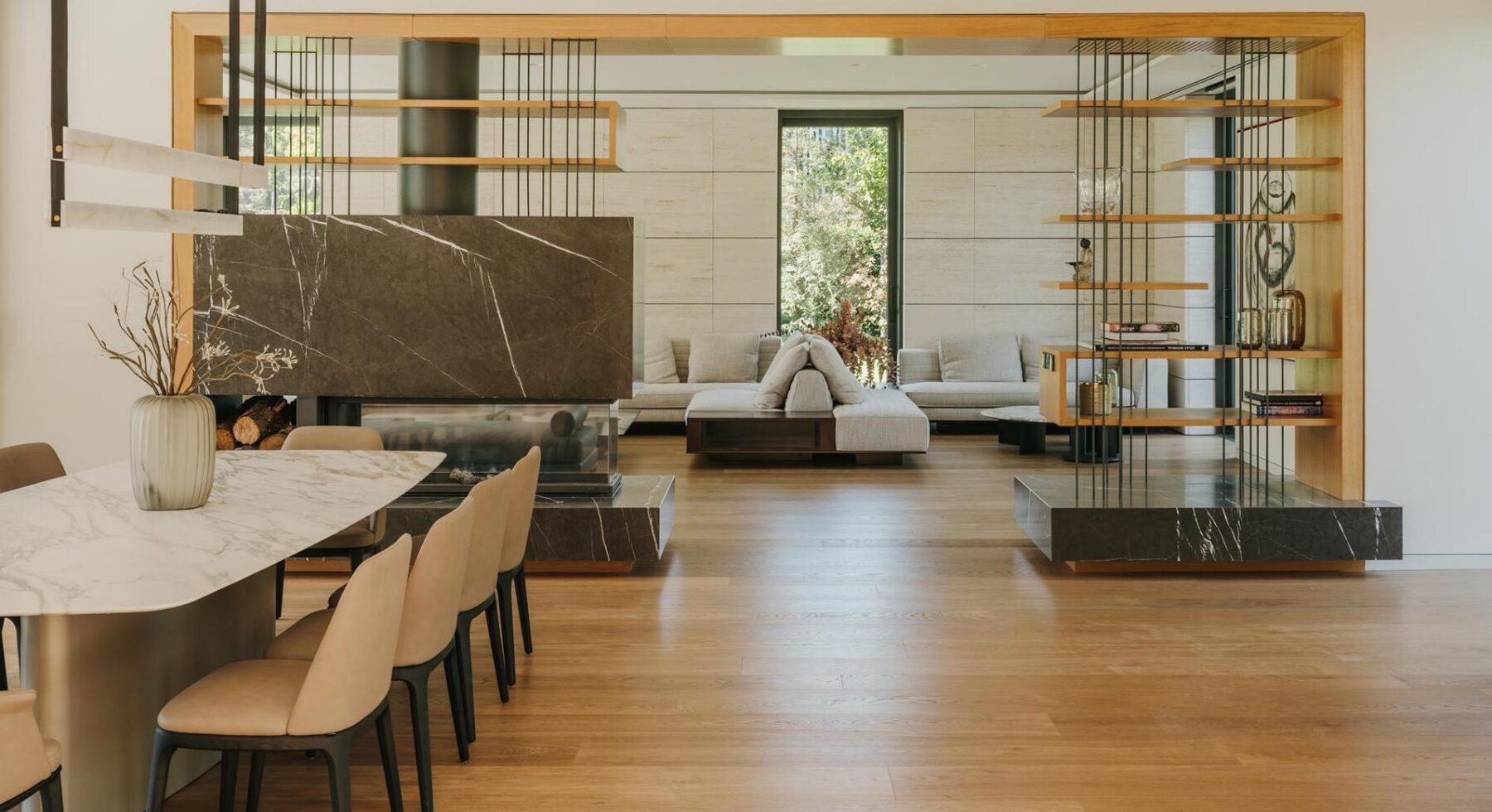 Mesa en Calacatta Gold y chimenea en Grey Stone.