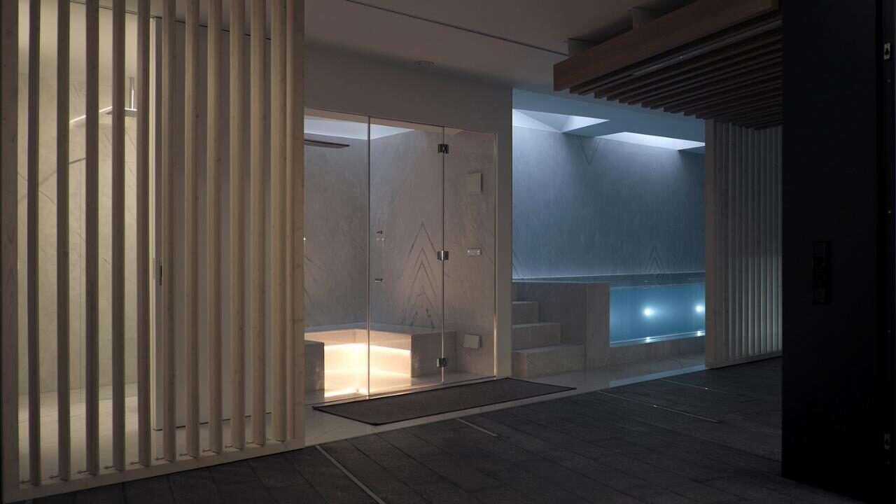 Zona wellness (ducha, hammam y piscina) en mármol Greylac.