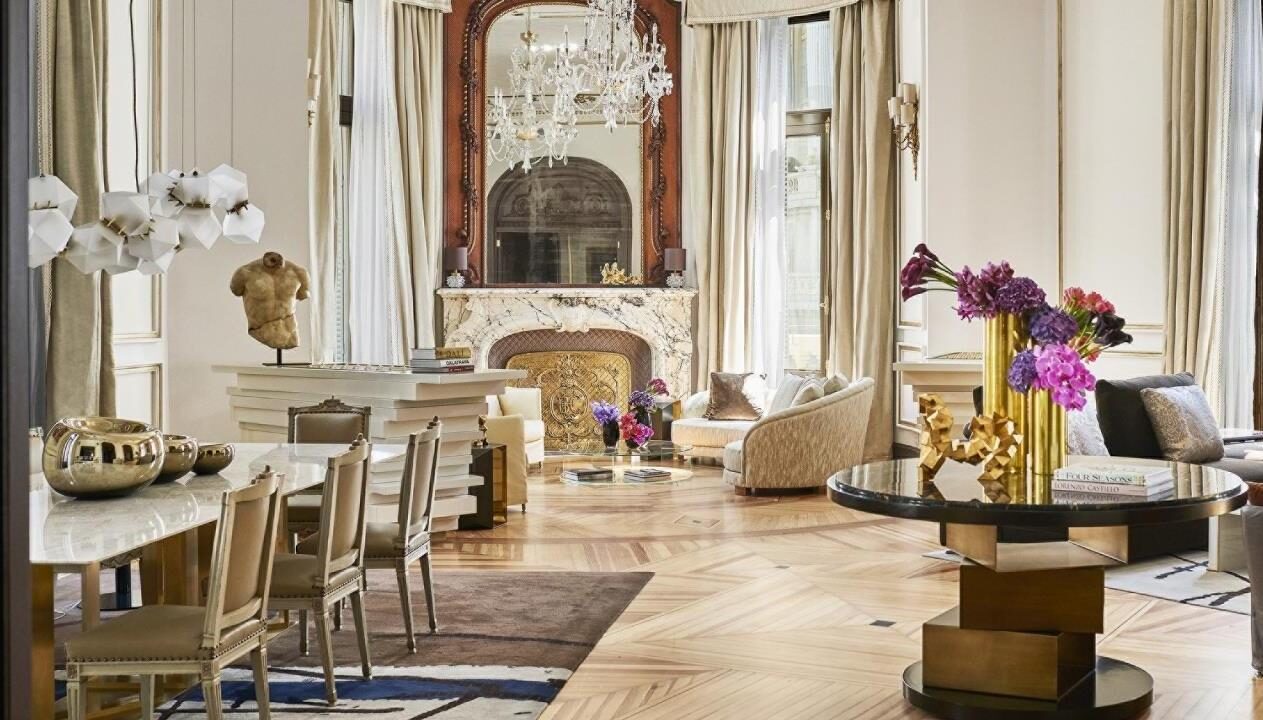 Royal Suite en el Hotel Four Seasons Madrid, sobres de mesa comedor, aparador y salón.