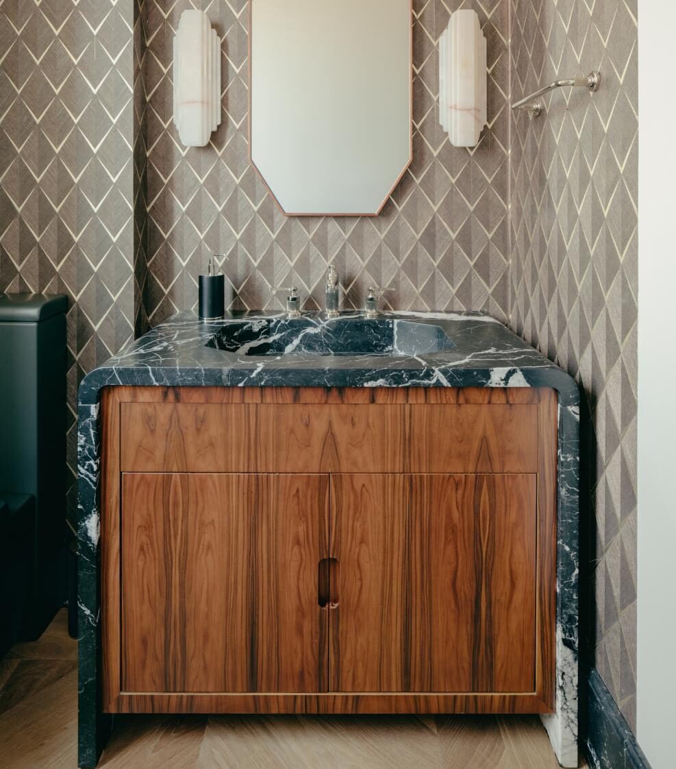 Mueble baño en mármol Negro Marquina y Palisandro.