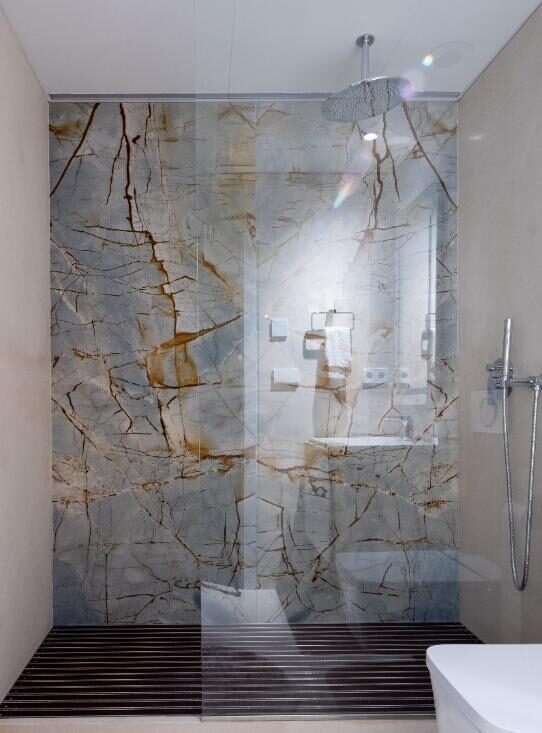Aplacado baño master en mármol Blanco Thassos.