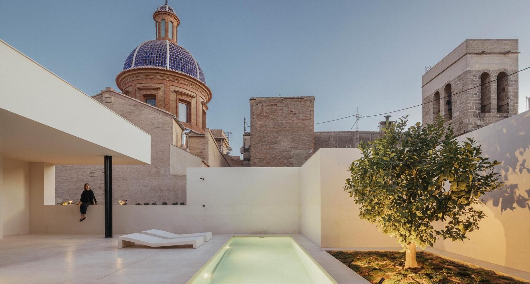 Pavimento, aplacados y vaso piscina en caliza Premium Beige