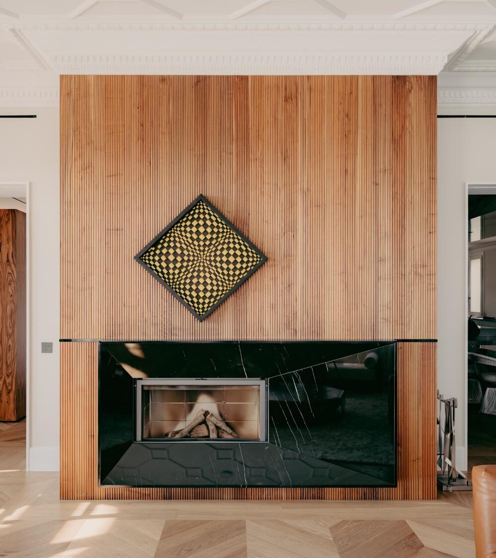 Chimenea y pavimento hall en mármol Belgium Black.