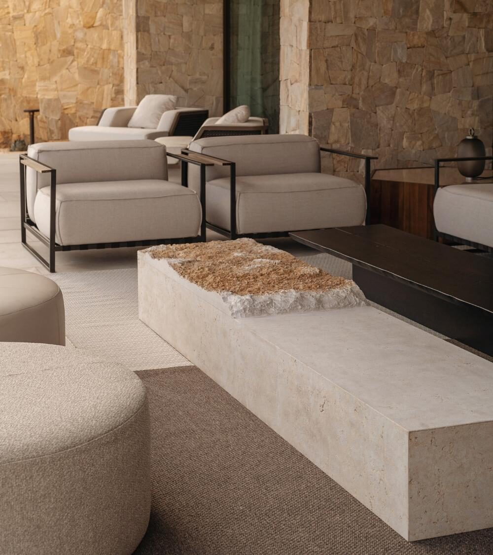 Mesa exterior en Dijon Limestone textura natural
