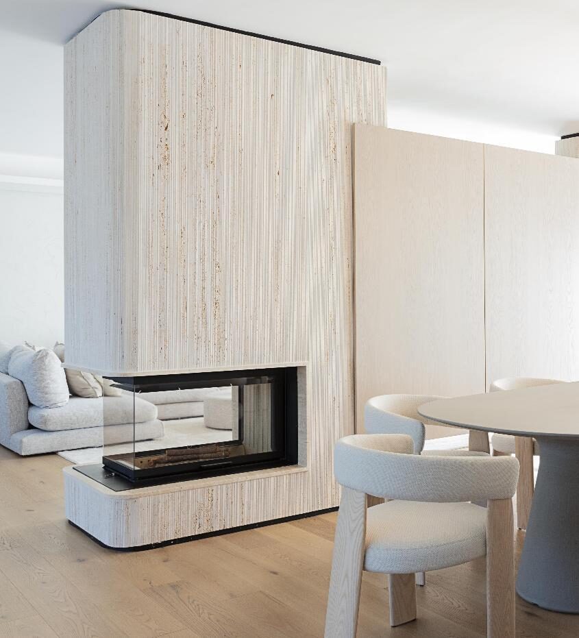 Chimenea en Travertino Clásico con textura Bamboo, diseño de Alout Marbella.