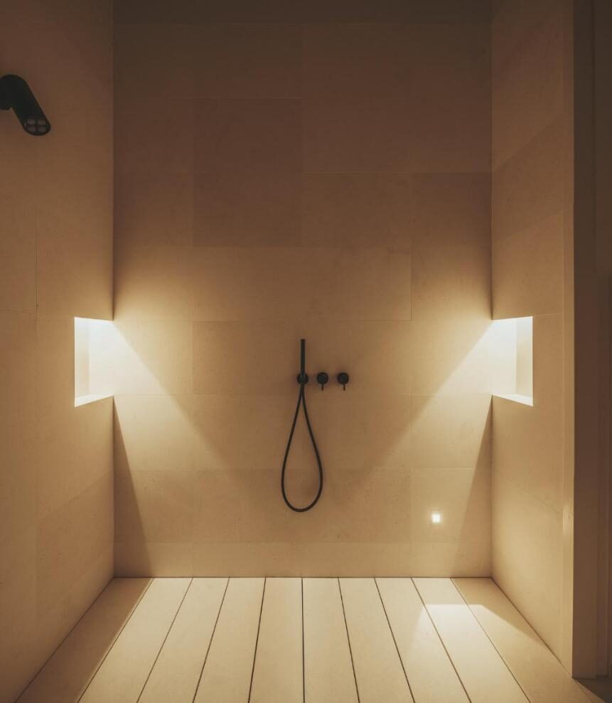 Pavimento, aplacados y plato de ducha en Premium Beige