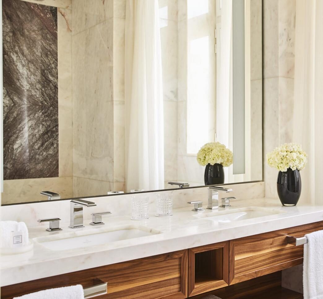 Baño Suite Canalejas en Super Lilac bookmatch